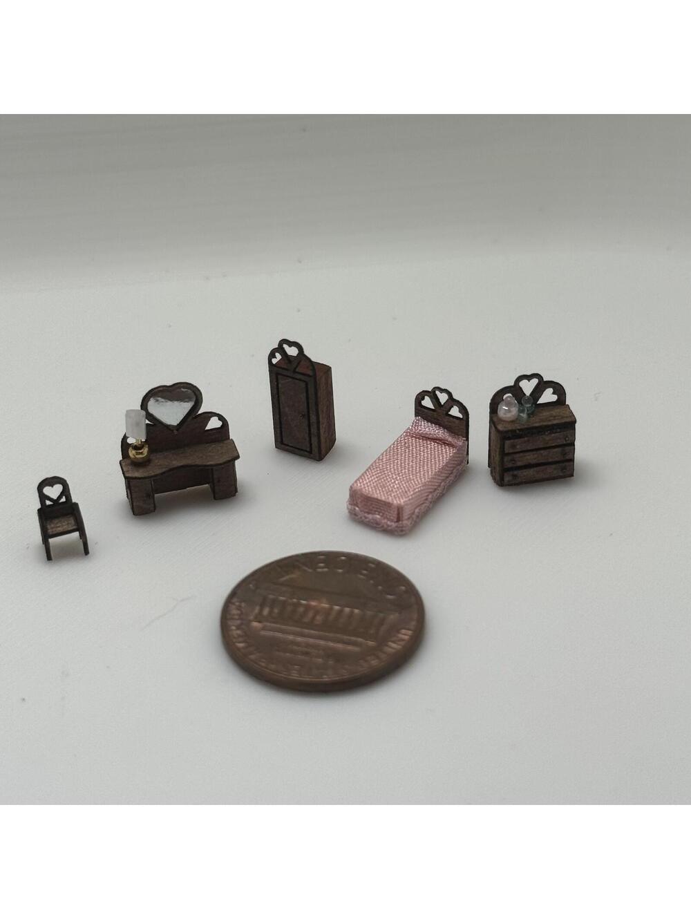 miniature dollhouse‎ Bedroom Set Hearts Bed Armoire Vanity Mirror Lamp Dresser